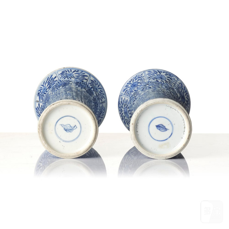 A pair of blue and white 'floral' vases, - 图7